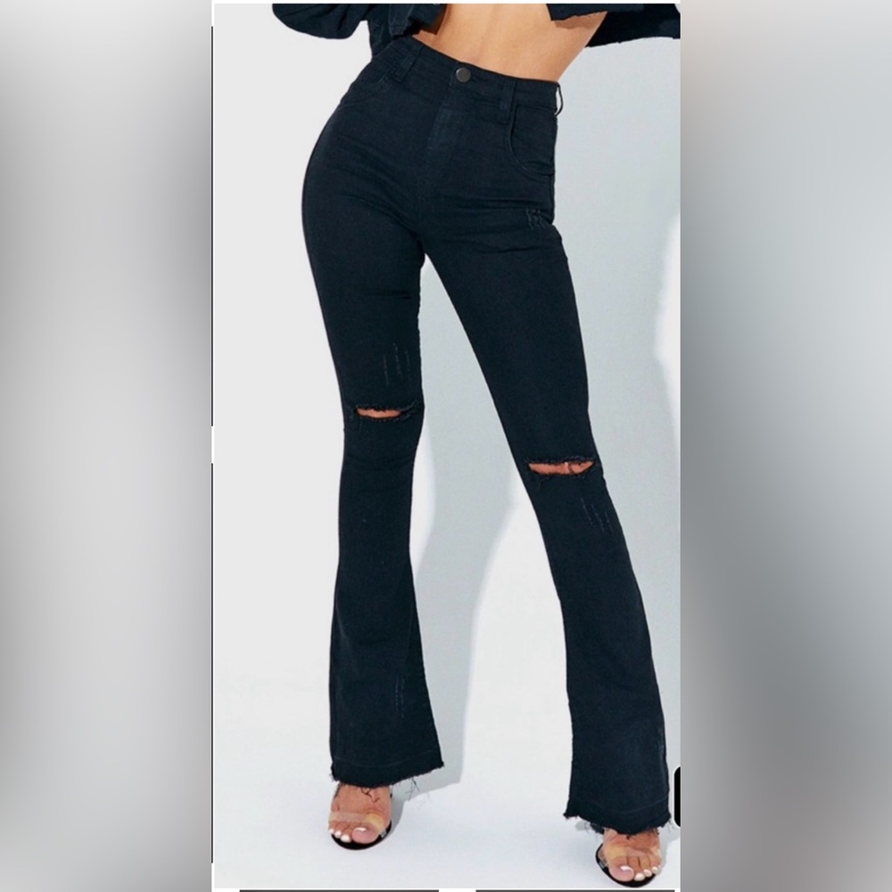Pretty Little Thing Jeans size 8 black Flare Leg High‎ Rise Raw Hem jeans 🖤🖤